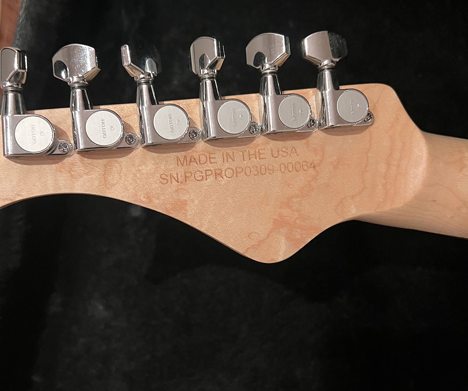 Обратная сторона головы грифа: колки Gotoh, «Made in the USA» и серийный номер